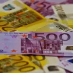 Державний прапор Фінляндії поряд із державним прапором України