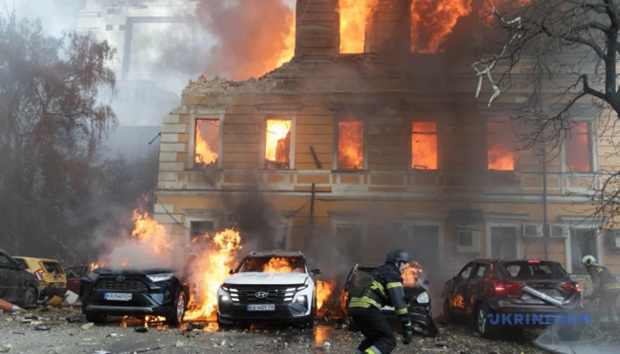 Масштабна пожежа на даху та верхньому поверсі будівлі НАНУ на вулиці Володимирській у Києві, чорний дим