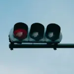 Світлофор із червоним сигналом для всіх учасників руху на перехрестях у центральній частині Києва під час хвилини мовчання о