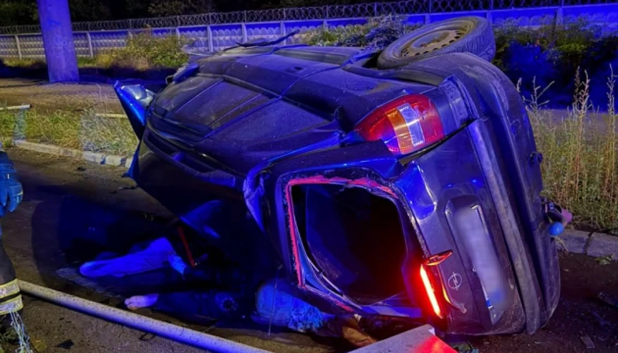 У Києві Opel впав з мосту на Промисловій: водій загинув