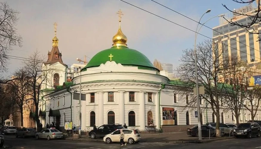 Пошкоджений дах Свято-Введенського чоловічого монастиря УПЦ у Печерському районі Києва після нічної атаки 22 жовтня