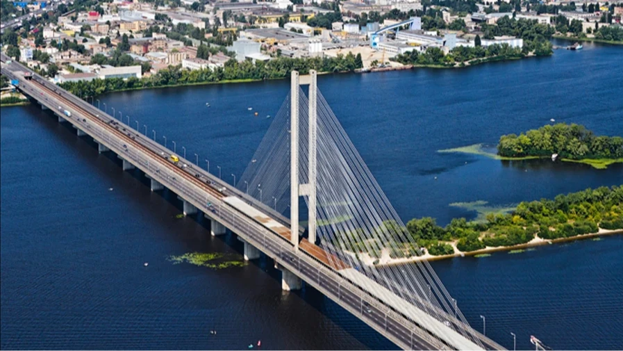 Перекритий Південний міст у Києві вранці 2 жовтня після нічних ударів