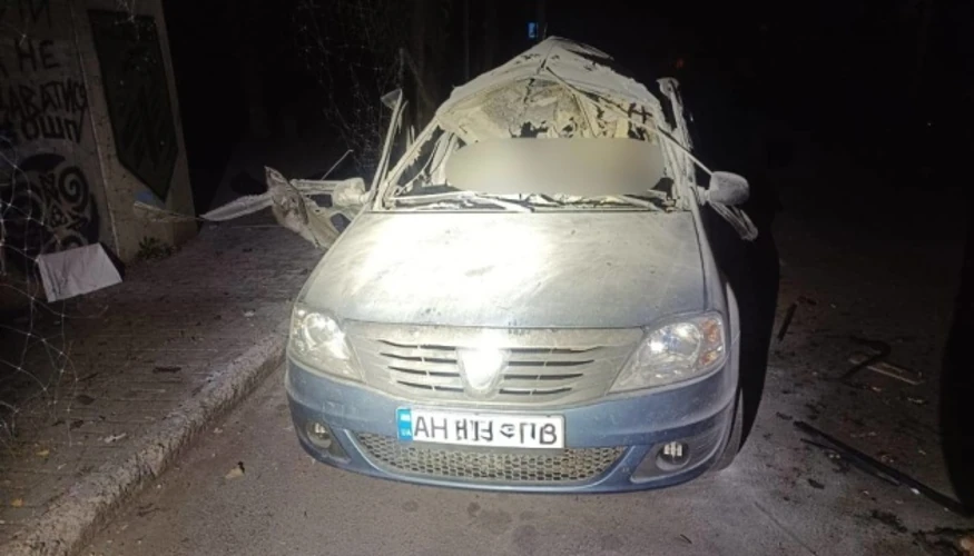 Місце удару дроном по цивільній автівці у центральній частині Краматорська (фото Краматорської міської ради)